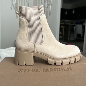 Steve Madden Hutch boot in color sand suede